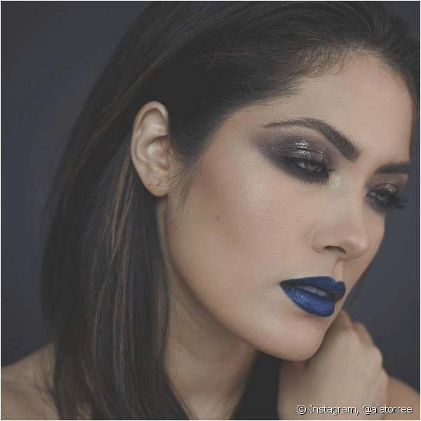 Para as mais moderninhas, lábios com batom azul metálico e a sombr com glittercaprichada garantem um visual úque atrai todos os olhares! (Foto: Instagram @alatorree)